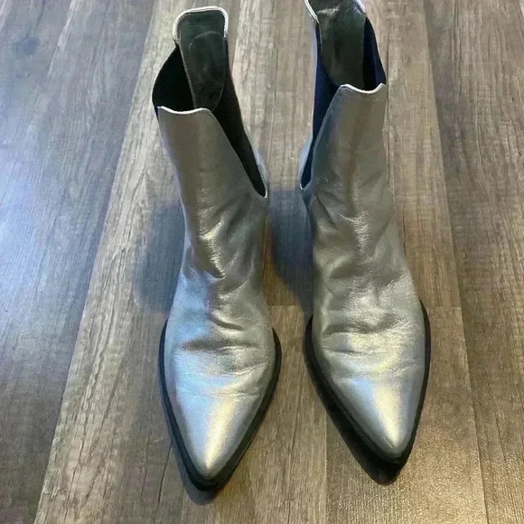 Brand: Frame Denim
Le Carson Leather Bootie, Silver - Picture 2 of 6